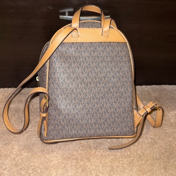 MICHAEL KORS ABBEY MEDIUM LOGO BACKPACK

MODEL NUMBER: 30H0GAYB6B main image 4